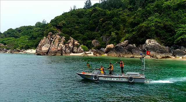 “Mắt thần” giữa biển xanh