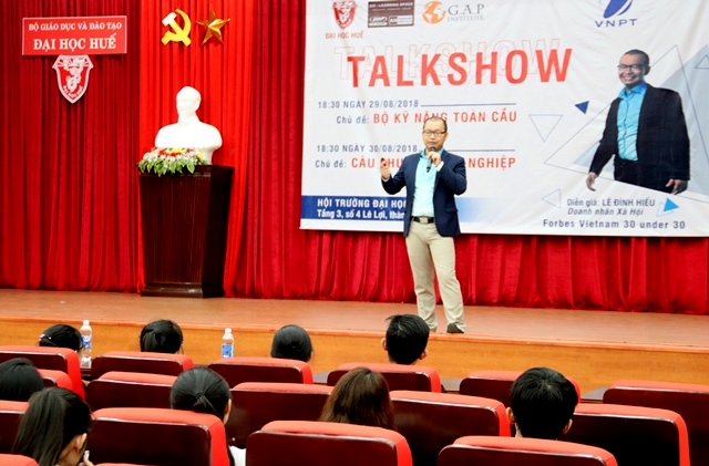 Diễn giả Lê Đình Hiếu chia sẻ câu chuyện khởi nghiệp cho sinh viên Huế
