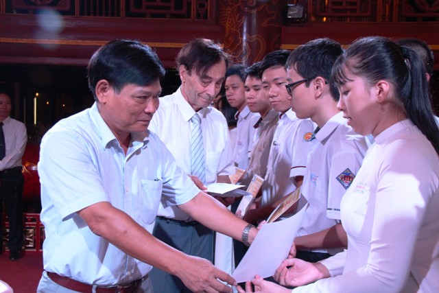 Trao gần 2,5 tỷ đồng học bổng Vallet đến cho học sinh, sinh viên