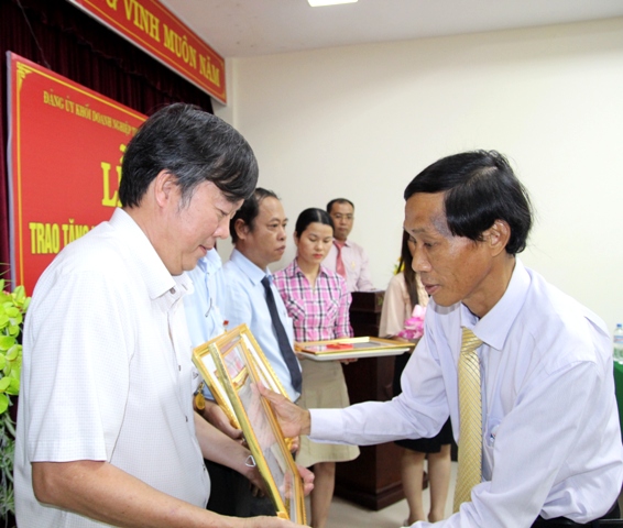 Trao Huy hiệu 30 năm tuổi Đảng cho 4 đảng viên