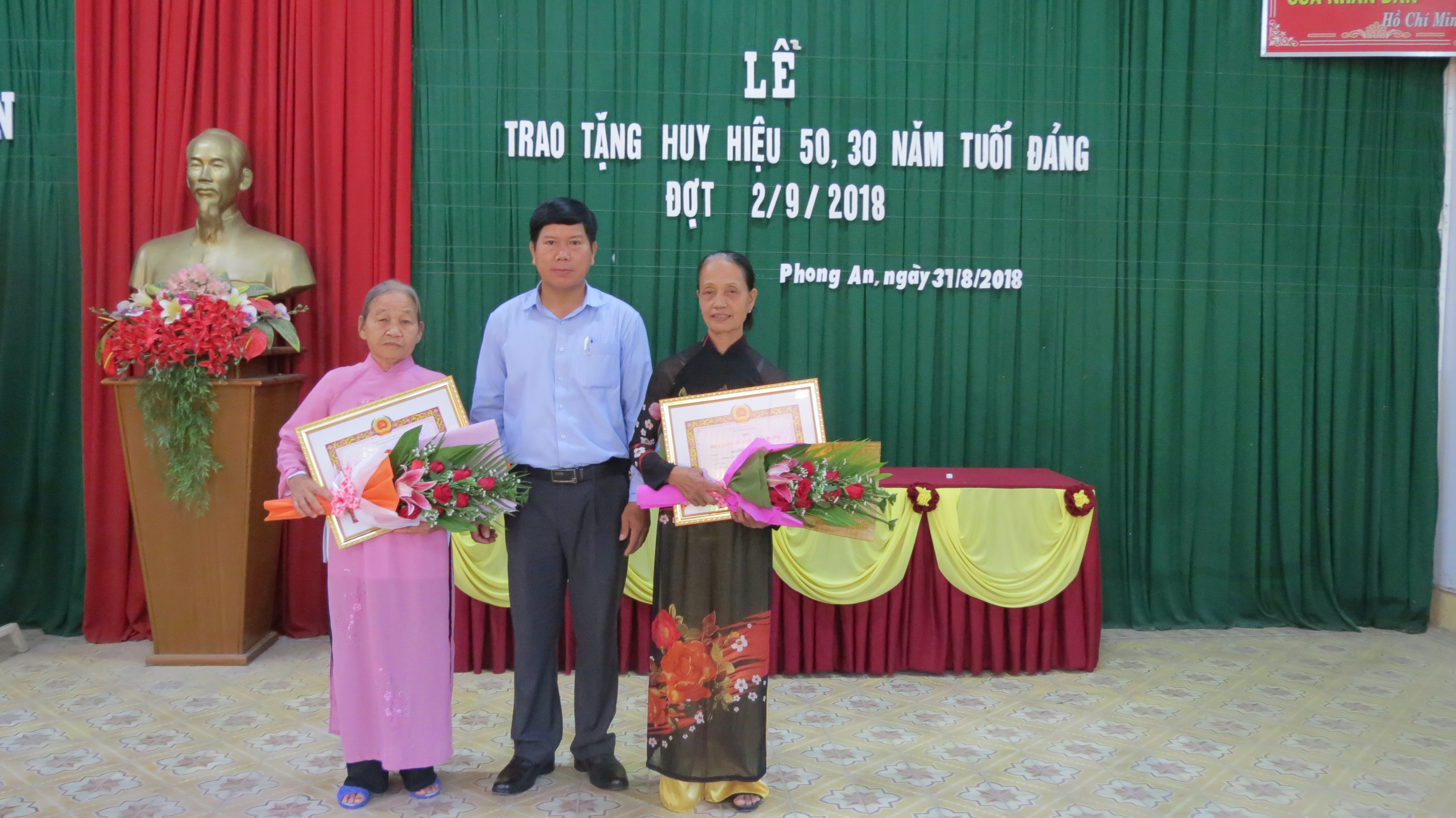 Phong Điền 36 đảng viên được trao Huy hiệu Đảng đợt 2 9