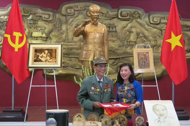 Thêm 189 tư liệu, hiện vật trao tặng Bảo tàng Hồ Chí Minh