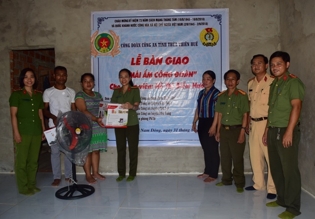 Công đoàn Công an tỉnh bàn giao “Mái ấm Công đoàn” cho chị Hồ Thị Diễm Hương