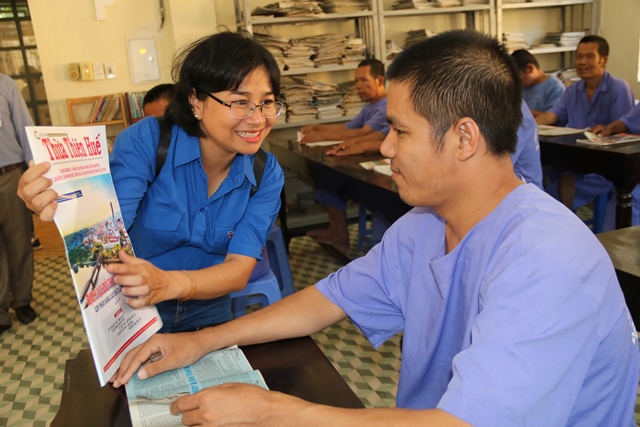 Chi đoàn Báo Thừa Thiên Huế thăm, tặng quà Trung tâm Bảo trợ xã hội