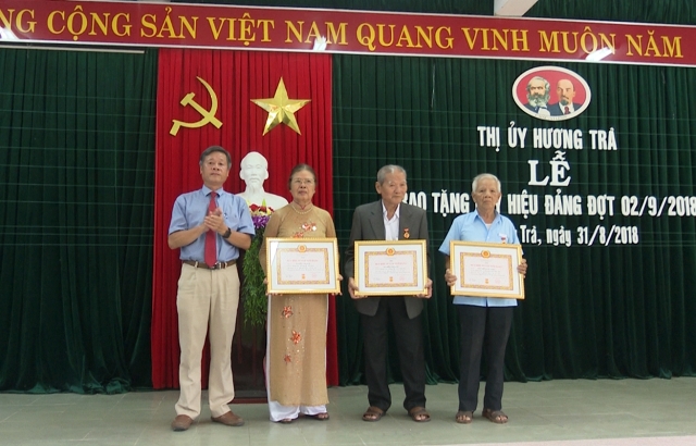 Hương Trà trao huy hiệu đảng đợt 2 9 cho 25 đảng viên