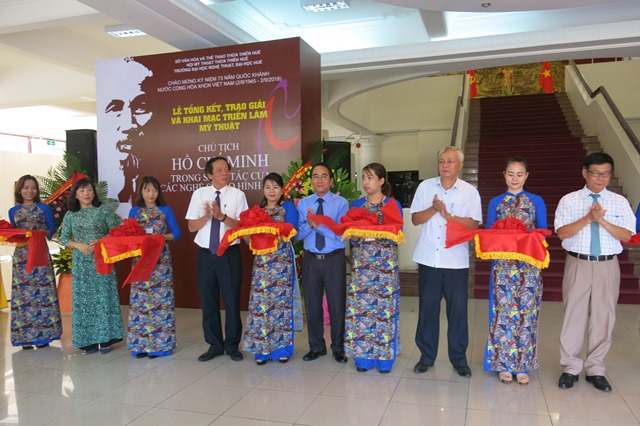 “Smile of Uncle Ho” wins the first prize in composition contest about Uncle Ho