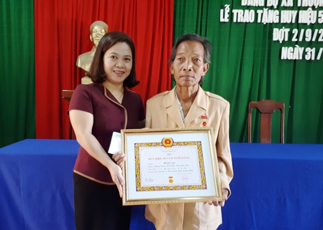 Huyện ủy Nam Đông trao huy hiệu Đảng cho 11 đảng viên