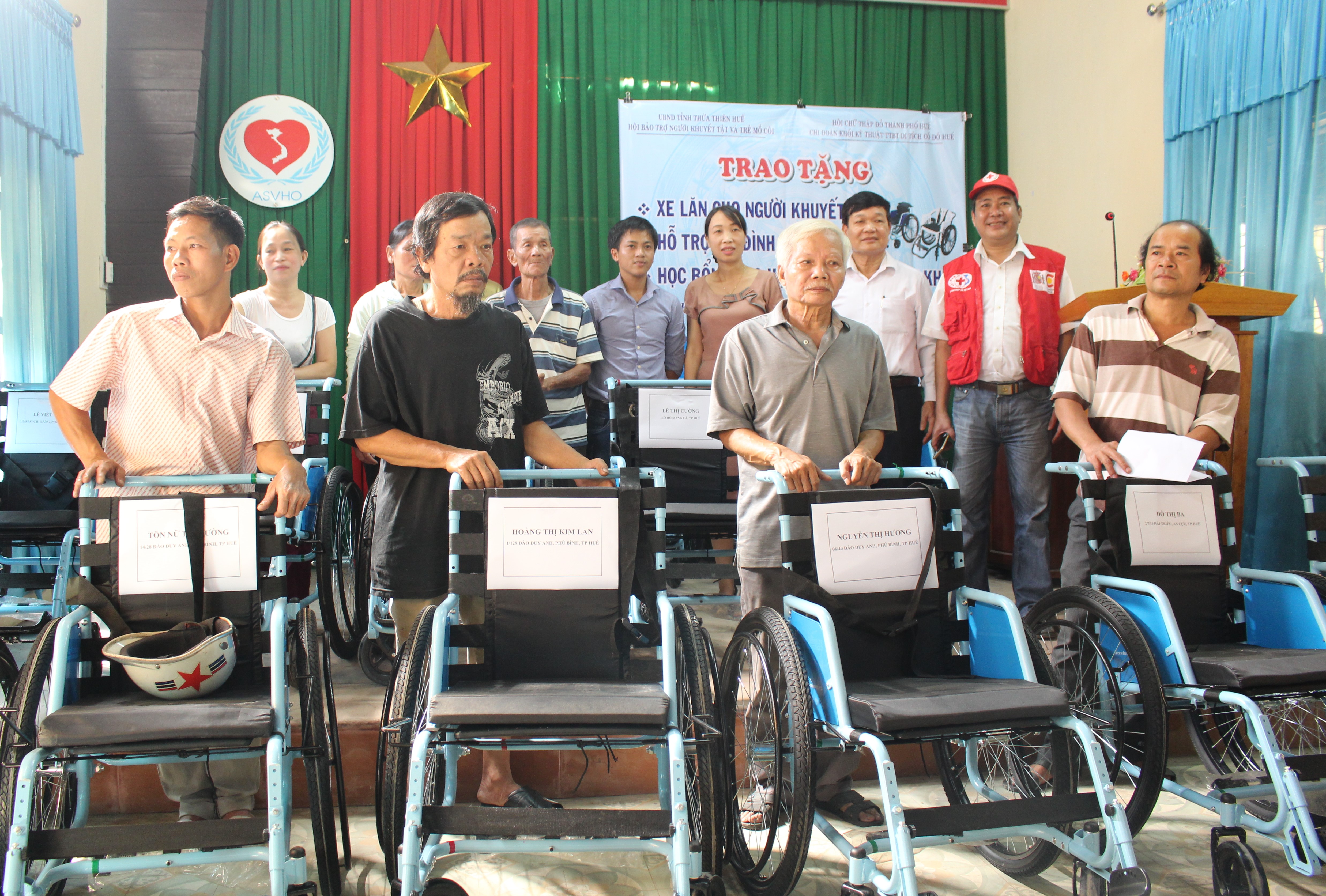 Trao xe lăn cho người khuyết tật và học bổng cho học sinh khó khăn