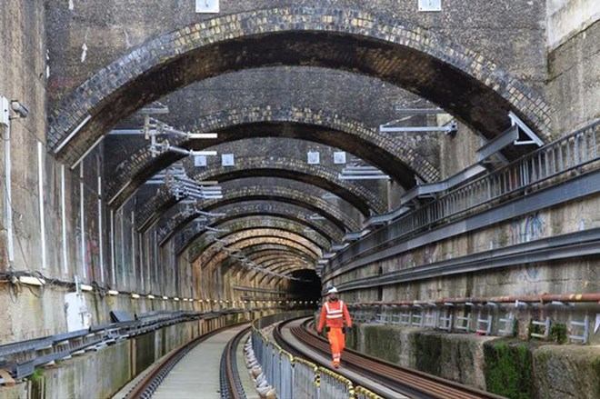 Dự án hạ tầng lớn nhất châu Âu bị chậm tiến độ gần 1 năm