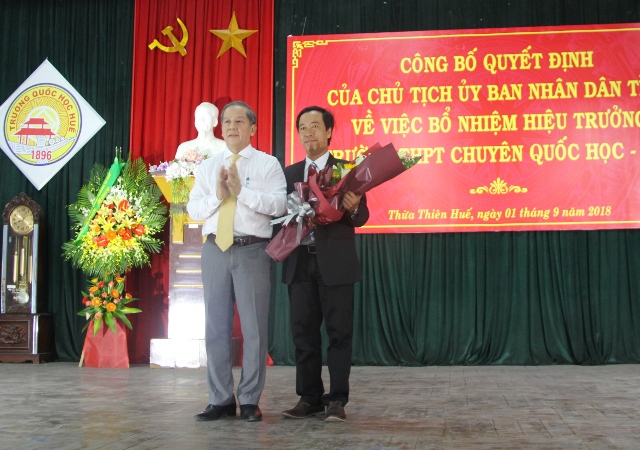 Chủ tịch UBND tỉnh Phan Ngọc Thọ trao quyết định bổ nhiệm Hiệu trưởng Trường THPT chuyên Quốc Học- Huế