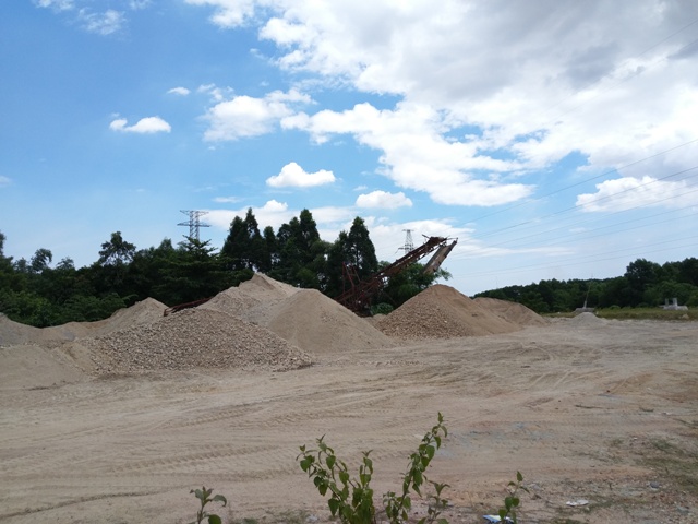 Bãi tập kết cát trái phép ngang nhiên hoạt động