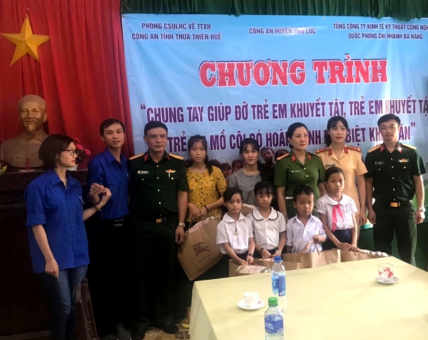 Tặng quà cho trẻ em nghèo khuyết tật và hoàn cảnh khó khăn