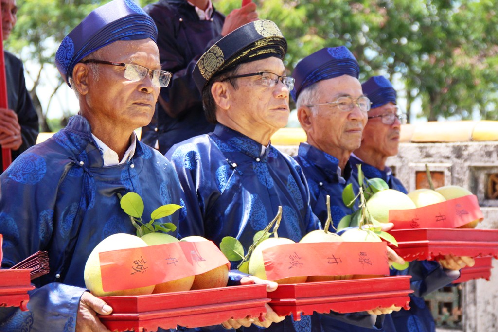 Offering Thanh tra Hue grapefruit to the Royal Palace