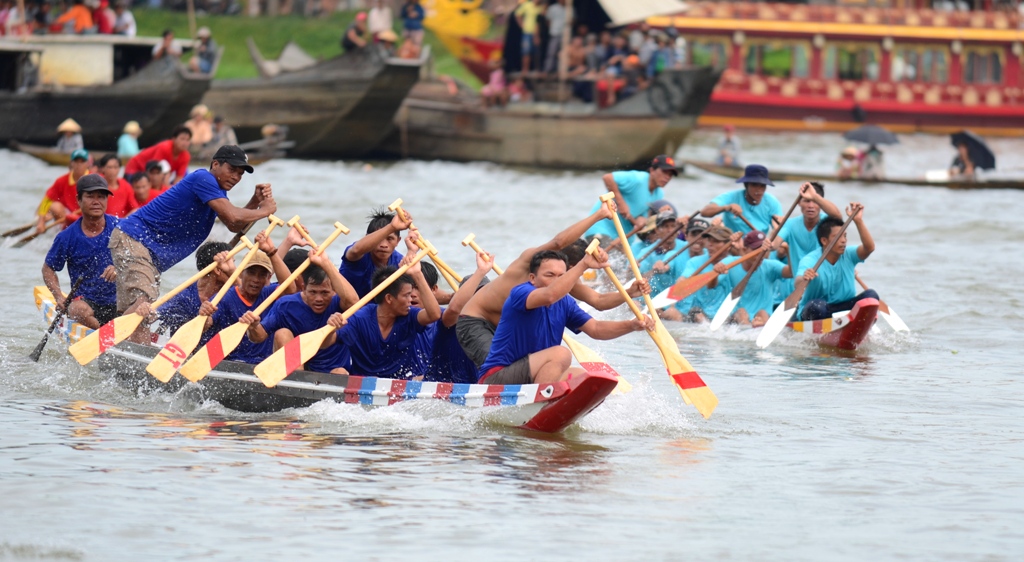 Boat racing to celebrate the Independence Day