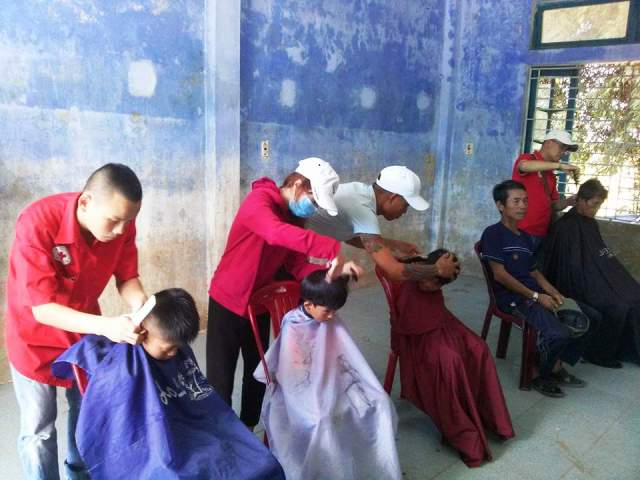 Cắt tóc miễn phí, trao quà cho người dân tái định cư thủy diện