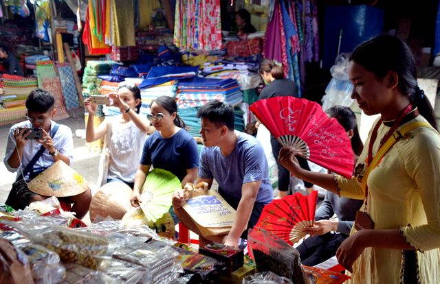 Organizing tours for the participants of Hue Half Marathon 2018