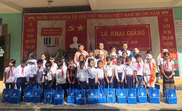 Trao 60 suất quà cho học sinh nghèo xã Bắc Sơn, huyện A Lưới