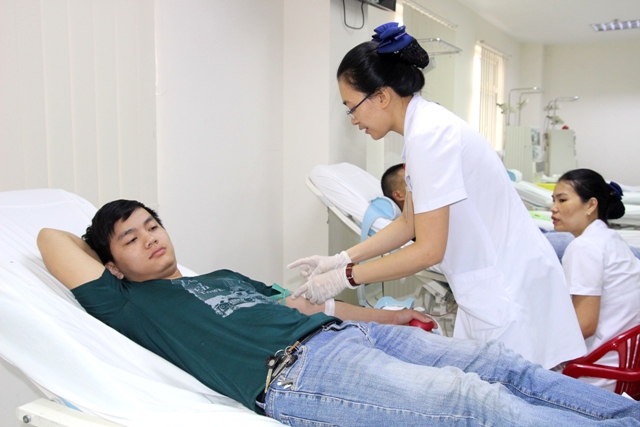 120 cán bộ, đảng viên, người lao động hiến máu tình nguyện