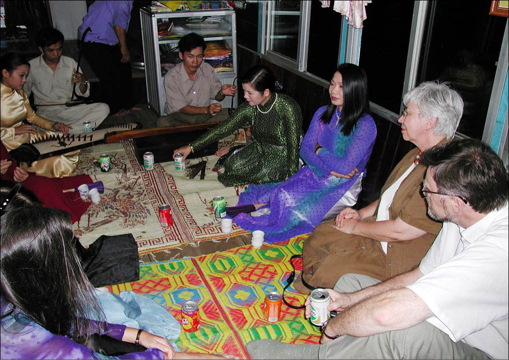 Sông Hương đêm về tối mịt