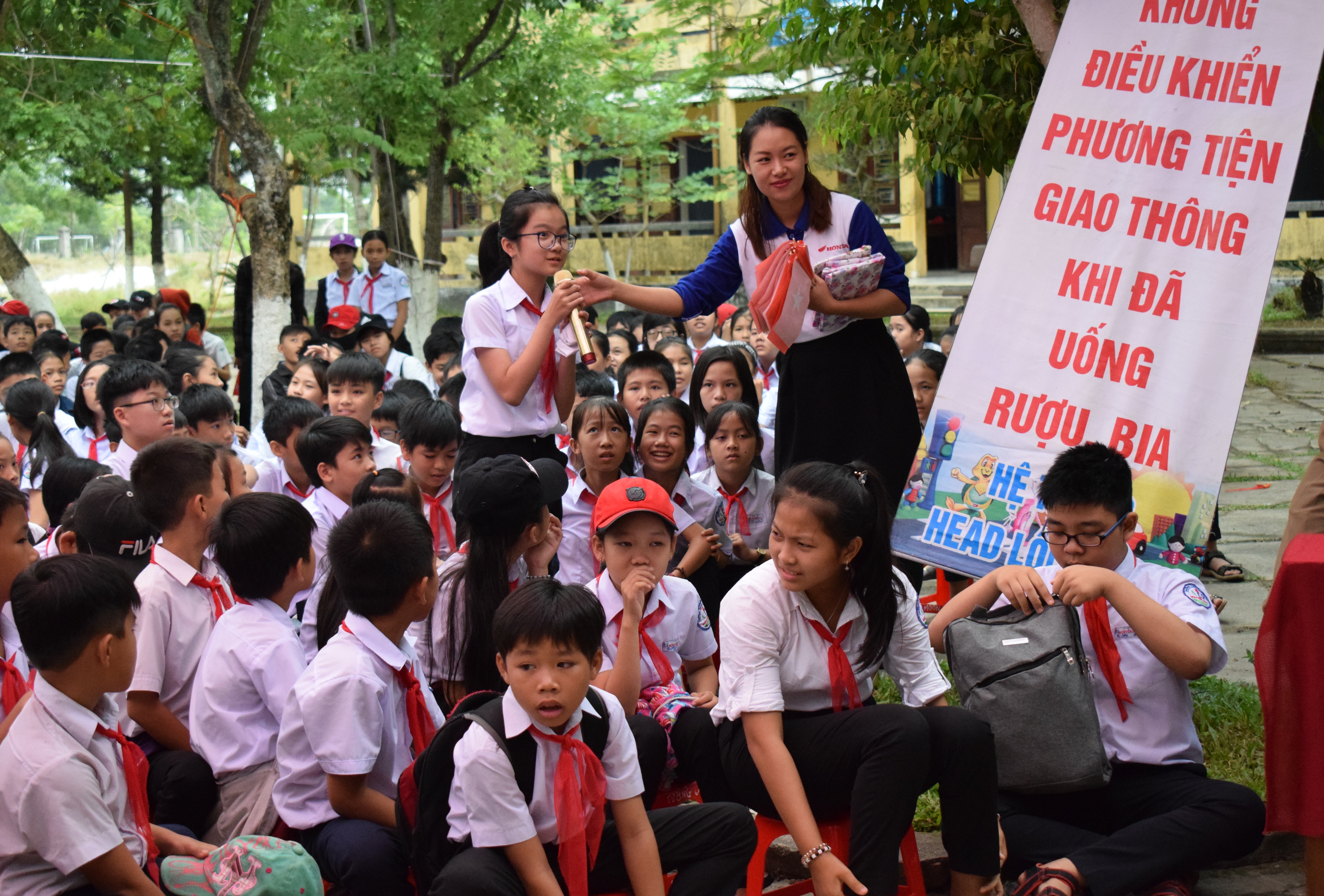 Phong Điền Tuyên truyền Luật giao thông cho các em học sinh