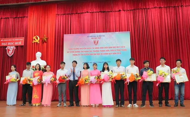 Đại học Huế khen thưởng khuyến khích tài năng sinh viên và tuyên dương thủ khoa
