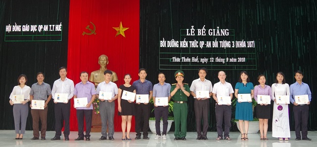 Bế giảng lớp bồi dưỡng kiến thức quốc phòng và an ninh khóa 107