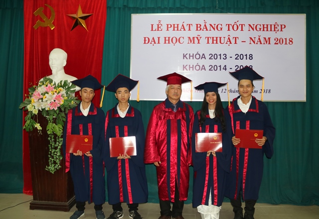 Trường ĐH Nghệ thuật Huế trao bằng cho sinh viên tốt nghiệp năm 2018