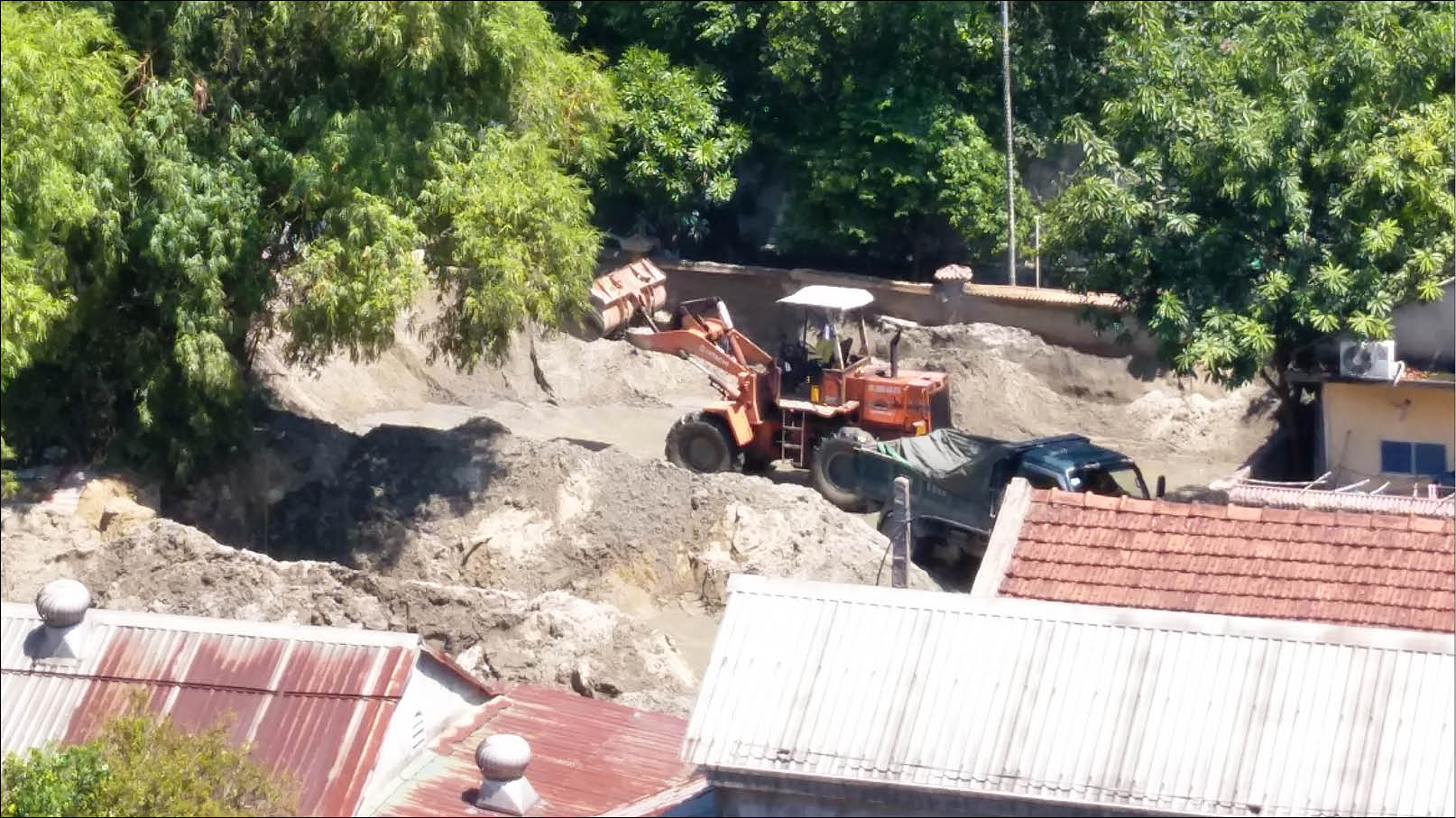 Bãi tập kết cát trái phép “núp bóng”