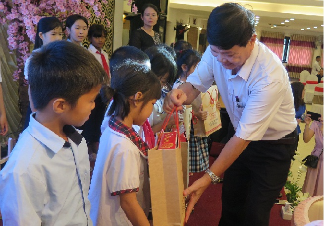Over 150 students in difficult circumstances receiving Chi Thien Fund for Children’s scholarships