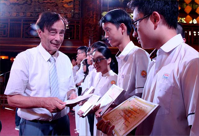 Những người ươm mầm thầm lặng