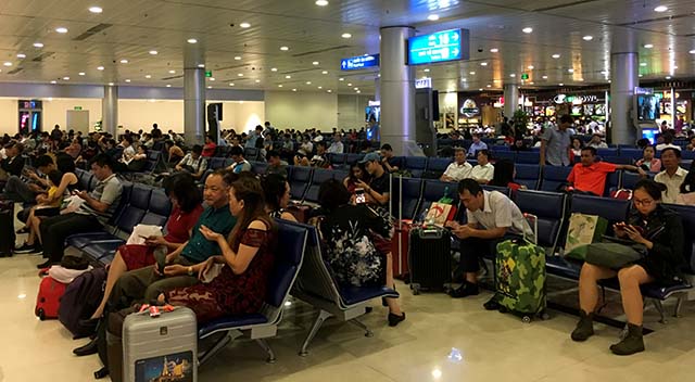 Chờ thôi, chứ làm sao bây giờ