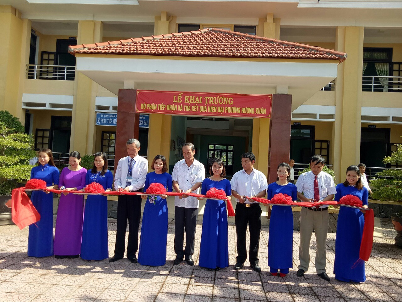 Khai trương bộ phận Tiếp nhận và trả kết quả hiện đại phường Hương Xuân