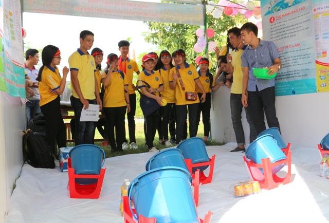 Sôi nổi ngày hội tân sinh viên Trường đại học Kinh tế Huế