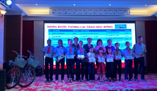 Trao xe đạp và học bổng cho học sinh nghèo hiếu học