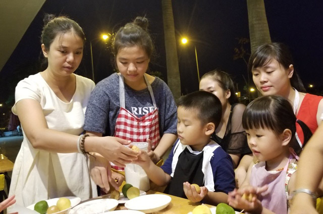 Bé tập làm bánh trung thu