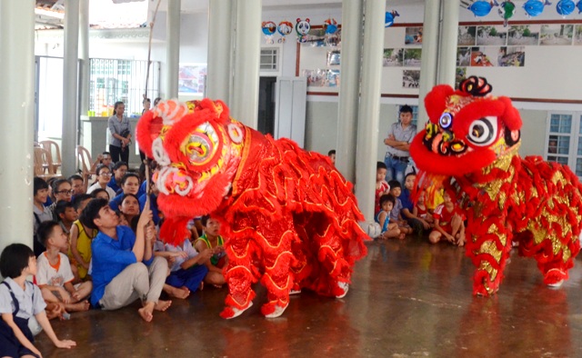 Organizing Mid-autumn Festival for Children at Duc Son Pagoda
