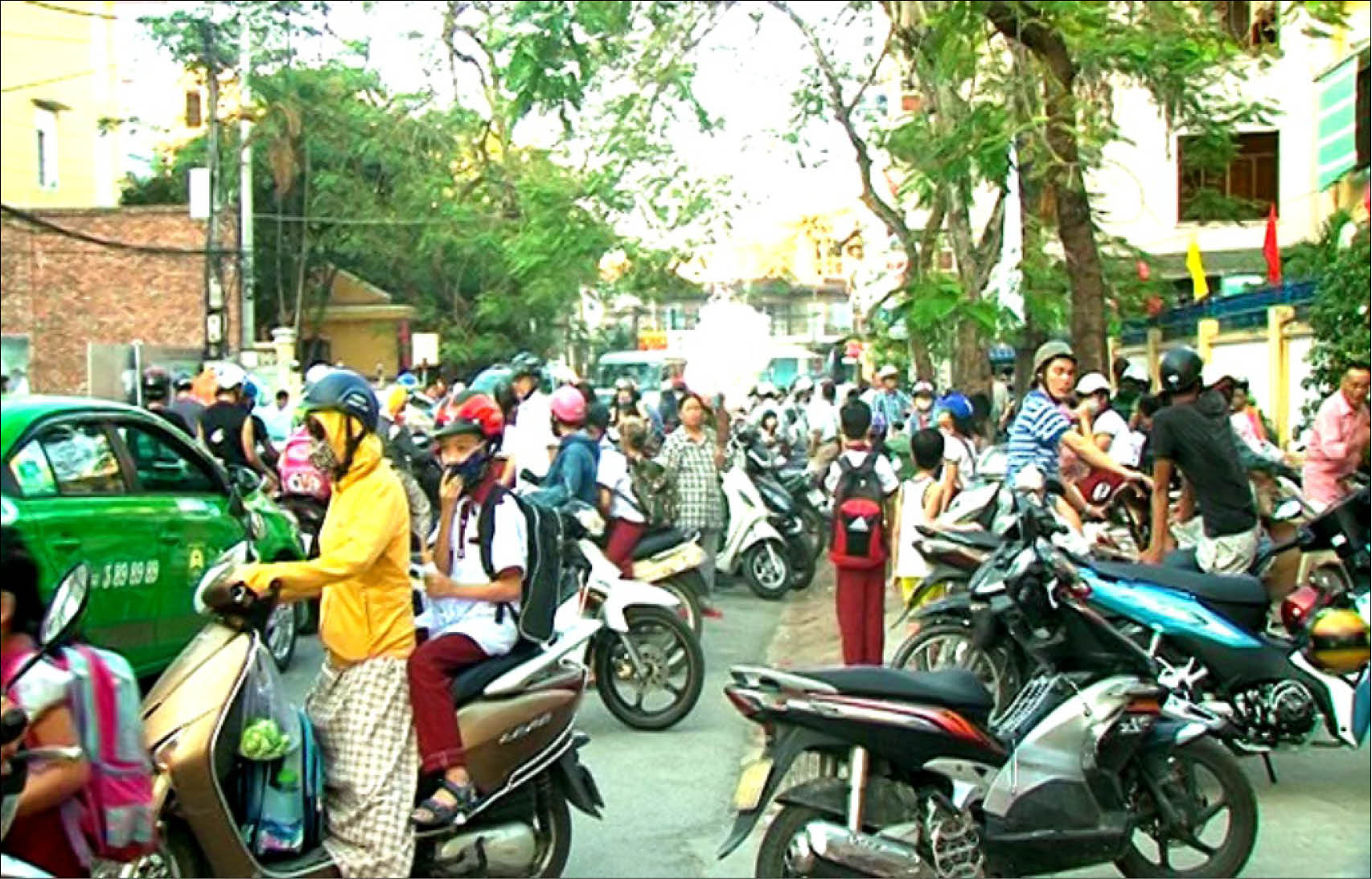 Nỗi lo giao thông trước cổng trường
