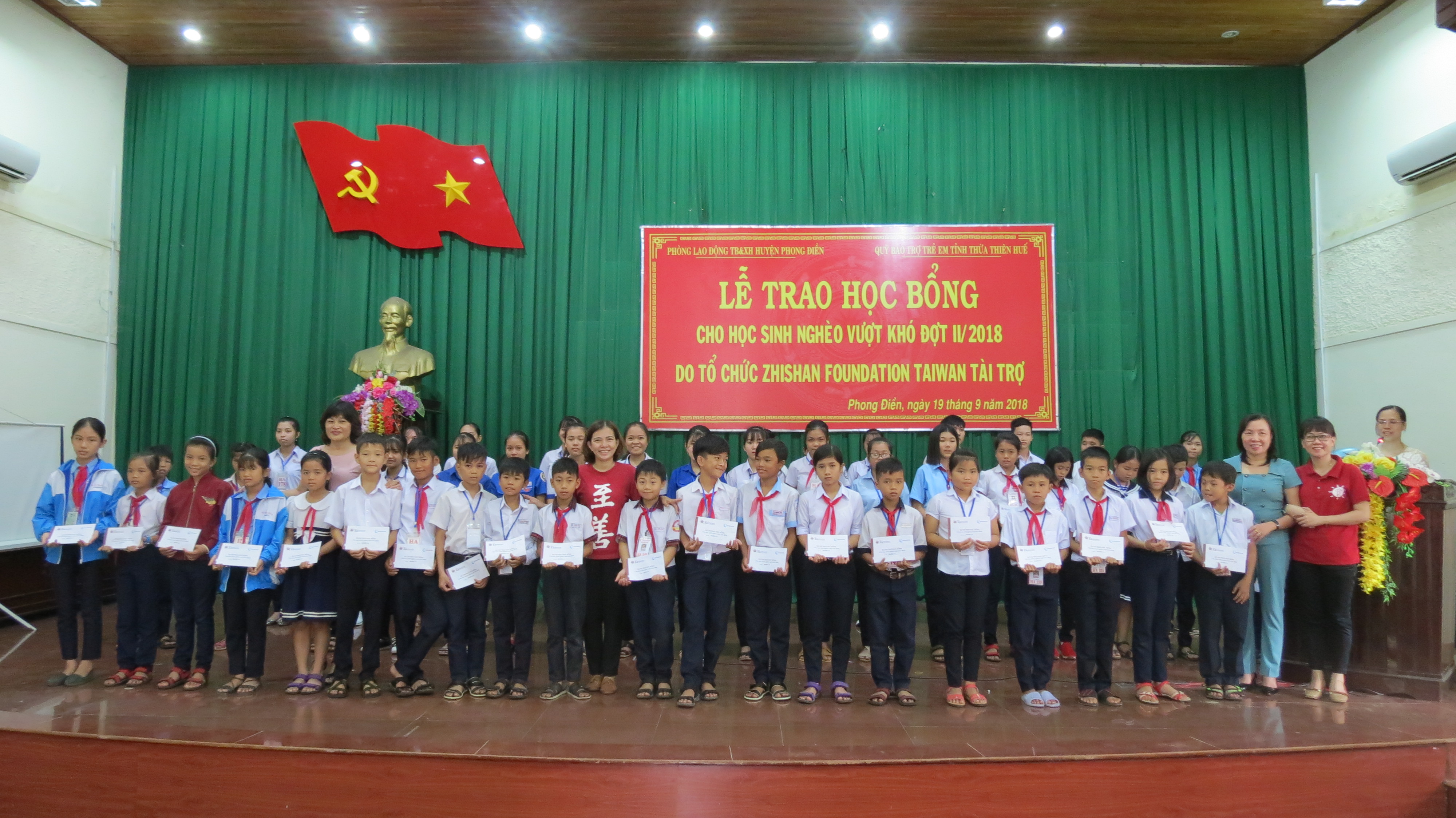 Phong Điền Hơn 90 em học sinh nghèo vượt khó được trao học bổng