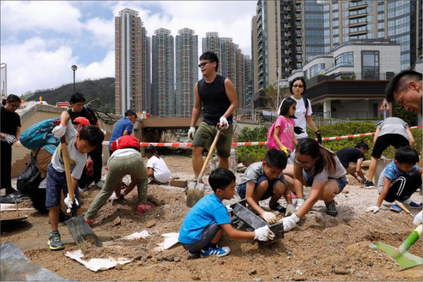 Người dân HongKong chung tay khắc phục hậu quả sau bão Mangkhut