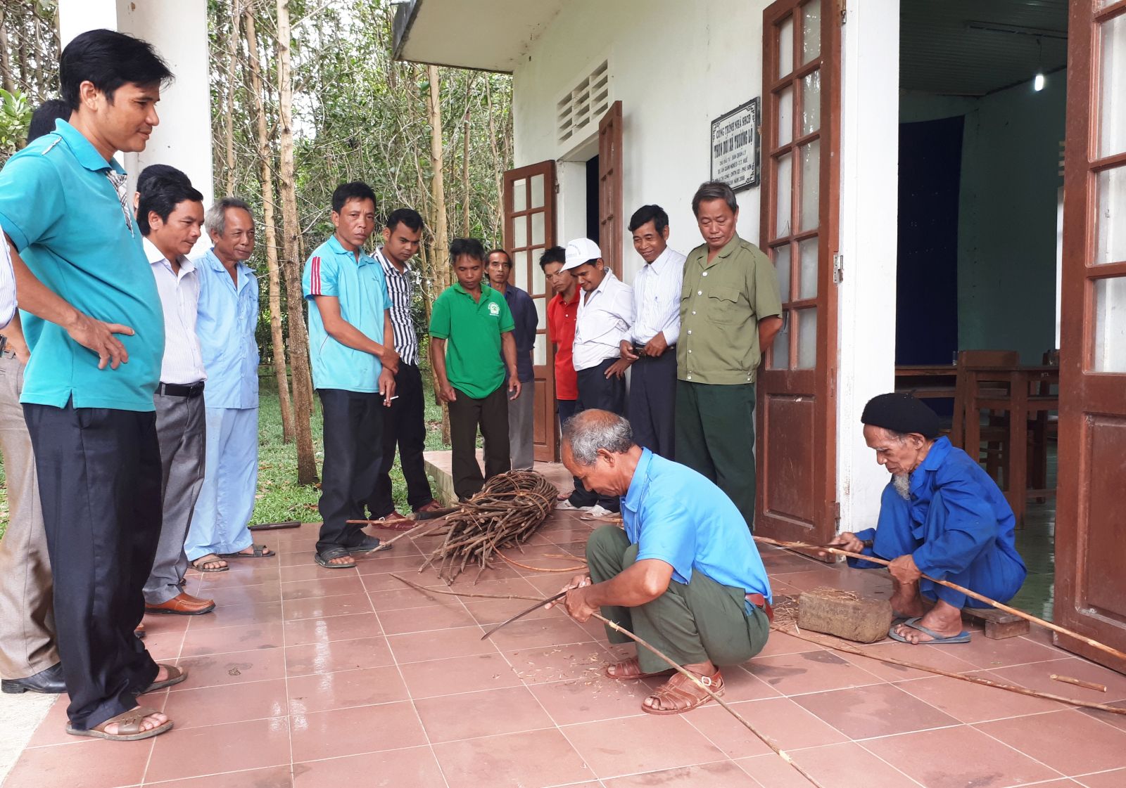 Teaching the tradition knitting of Co Tu people