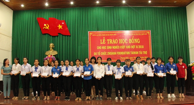 Zhishan Foundation gives over 600 scholarships to students in difficult circumstances