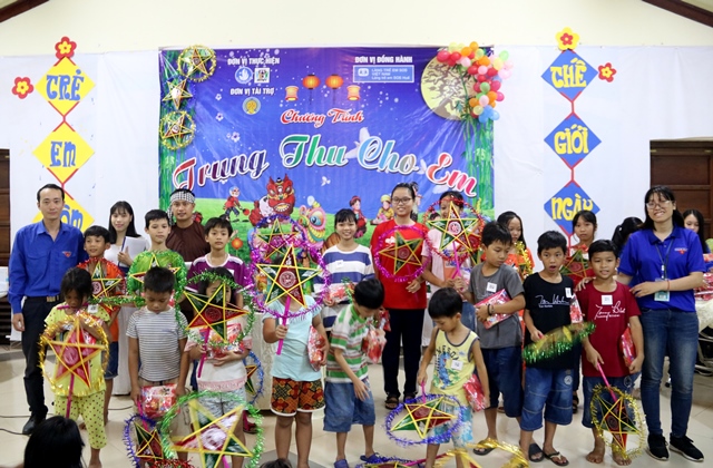 Mang trung thu đến Làng trẻ em SOS Huế