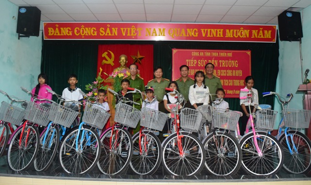Tặng xe đạp cho học sinh khó khăn và con cán bộ, chiến sĩ Công an huyện A Lưới