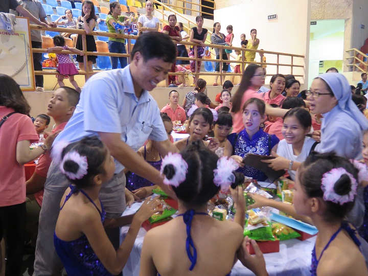 Tổ chức “Đêm hội trăng rằm” cho gần 1 000 em nhỏ khó khăn