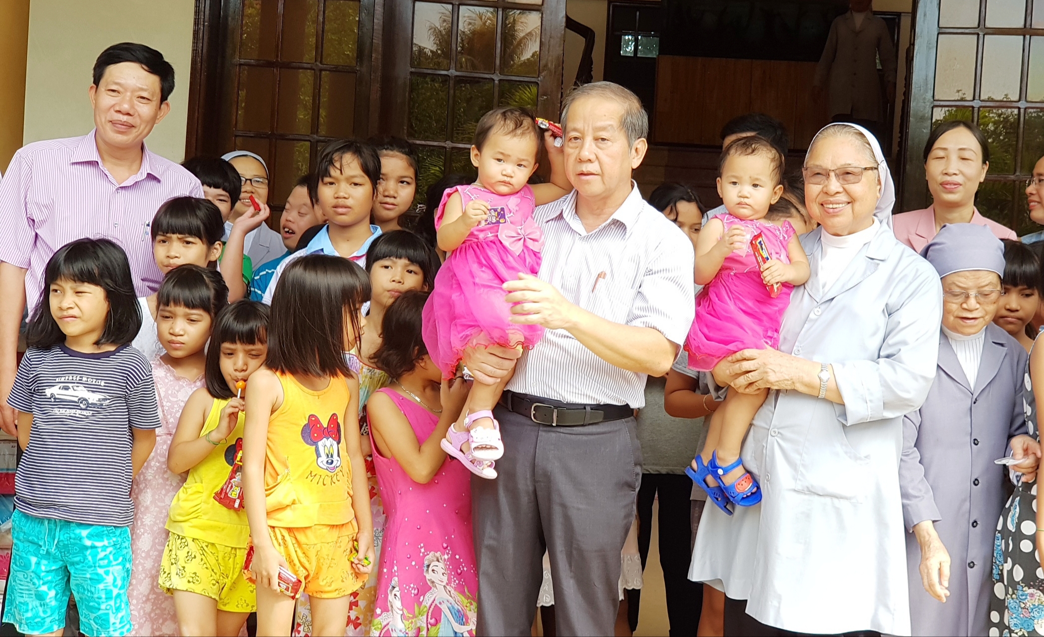 Chủ tịch UBND tỉnh Phan Ngọc Thọ thăm, tặng quà Trung thu tại các Trung tâm Bảo trợ xã hội