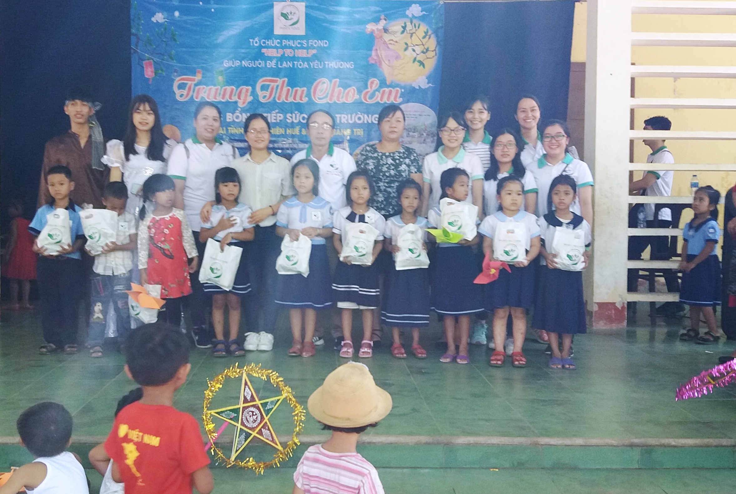 Tổ chức Phuc’s Fond tặng quà trung thu cho trẻ em Nam Đông