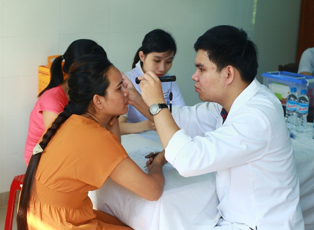 Khám bệnh, cấp thuốc miễn phí cho gần 200 cán bộ viên chức lao động