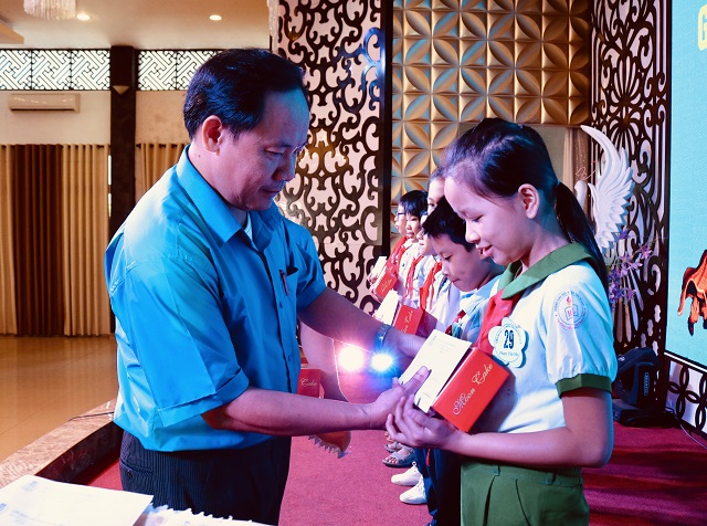 LĐLĐ TP Huế trao 79 suất học bổng cho các học sinh hoàn cảnh khó khăn