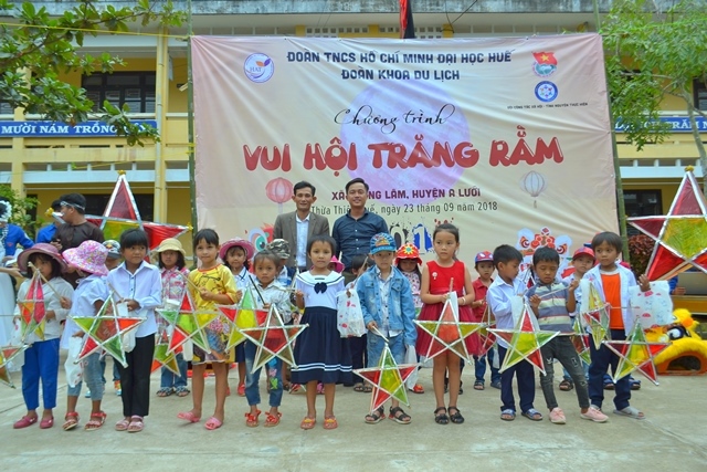 Trao hàng trăm suất quà trung thu cho các em nhỏ A Lưới