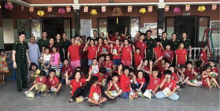 Trao quà trung thu cho trẻ tại chùa Long Thọ